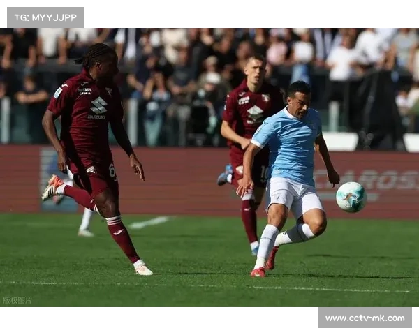 都灵球迷致敬拉比奥特世界波，客队球员鼓掌回应